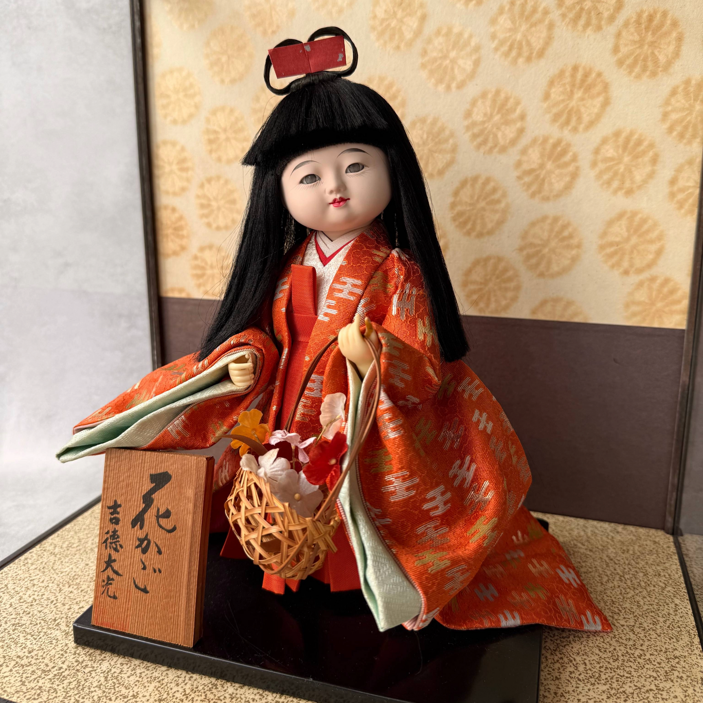 ヴィンテージ日本の市松人形「花籠」 – 吉徳大光、1970年代 – アクリルディスプレイケース付き