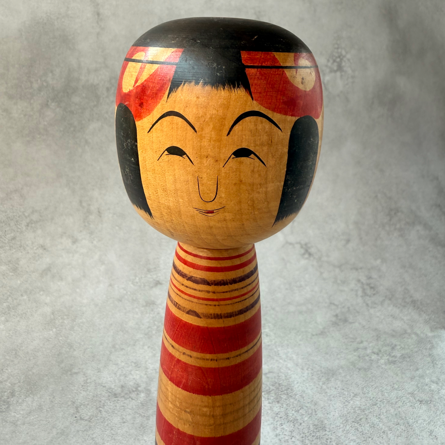 佐藤俊章作 伝統こけし 土湯系 (25cm / 224g、1960年代ブーム期)