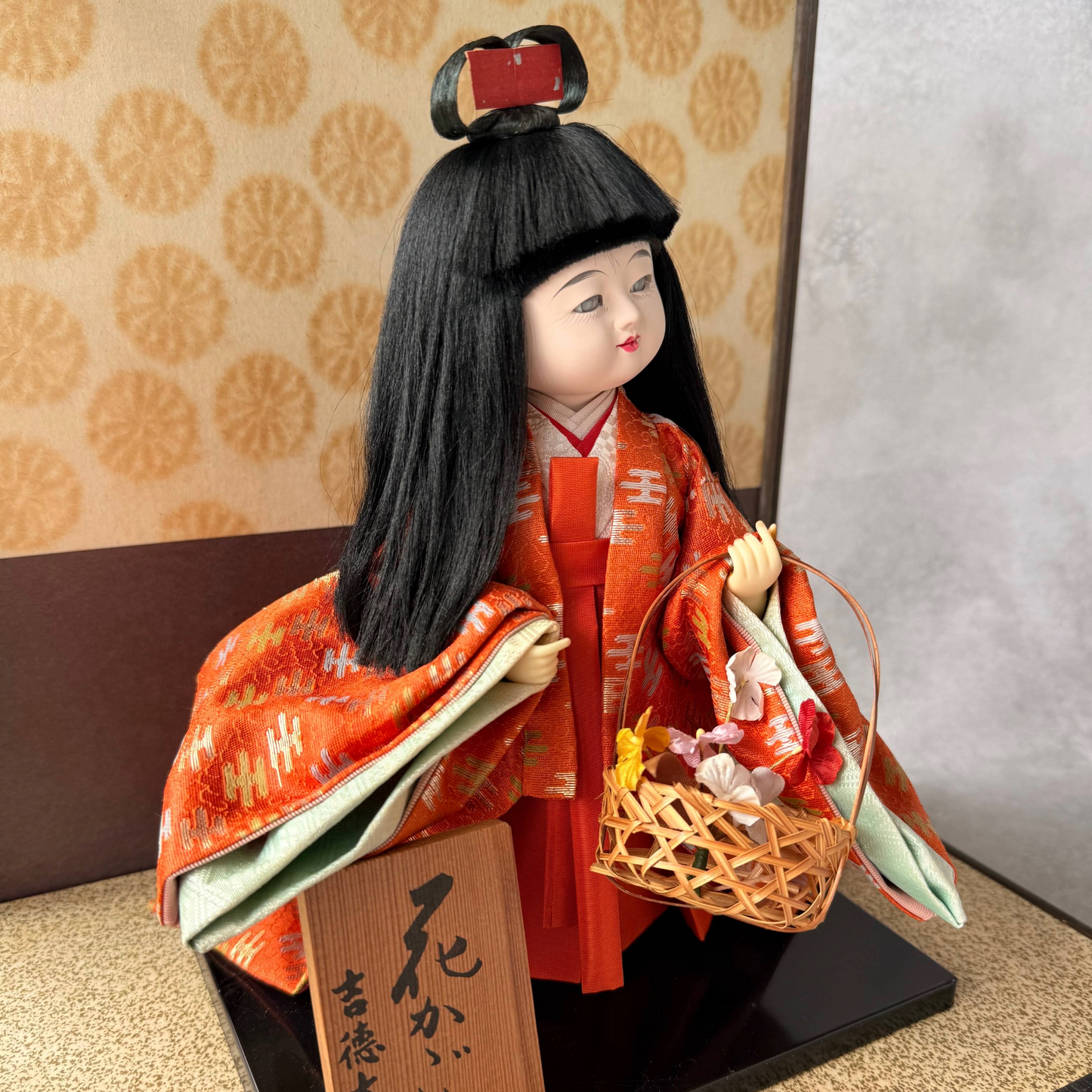 ヴィンテージ日本の市松人形「花籠」 – 吉徳大光、1970年代 – アクリルディスプレイケース付き