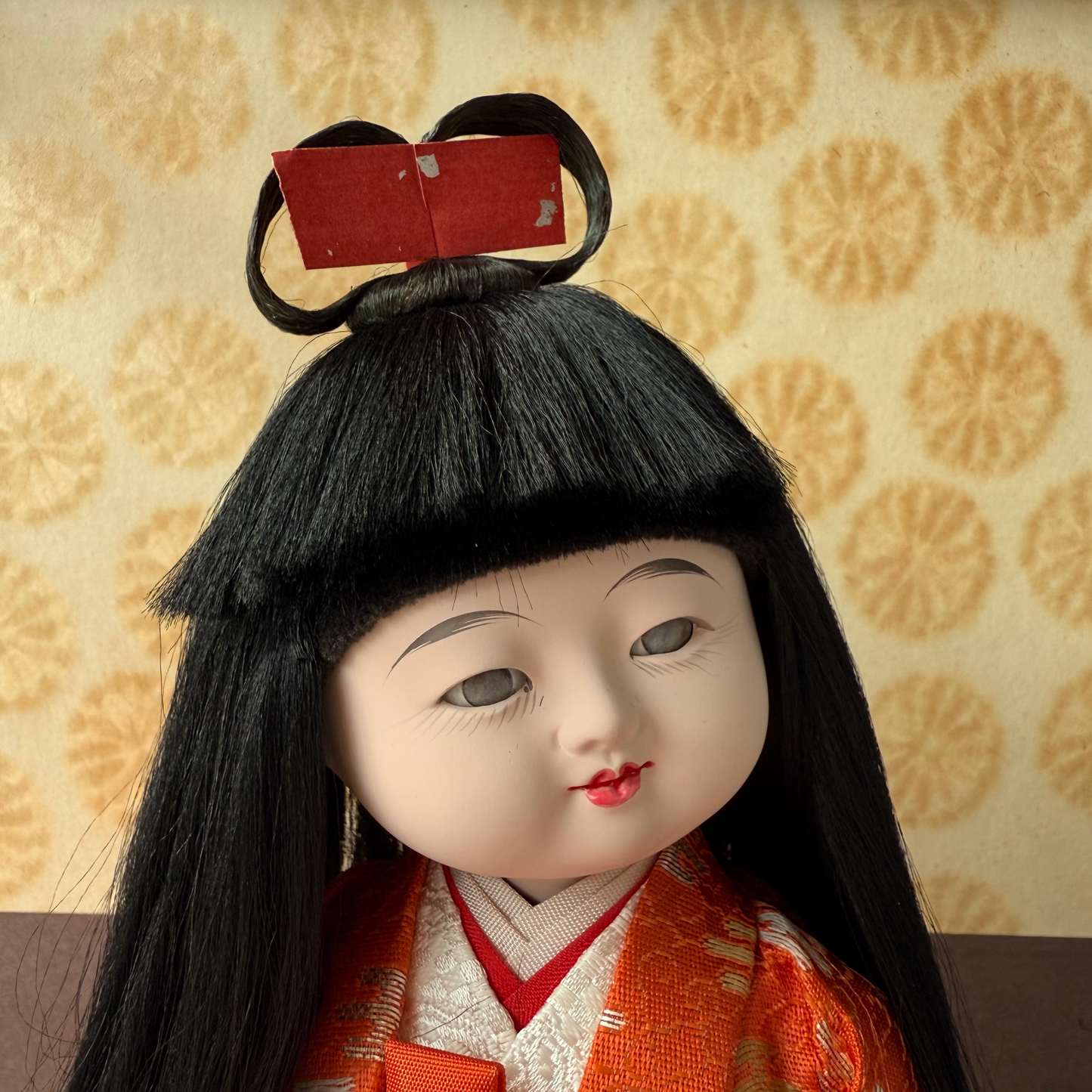ヴィンテージ日本の市松人形「花籠」 – 吉徳大光、1970年代 – アクリルディスプレイケース付き