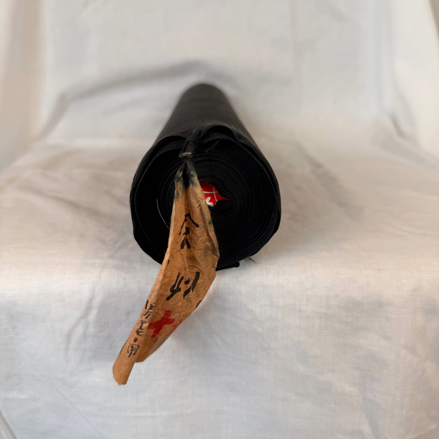 ビンテージ 日本の絹着物反物 – 濃い黒の紋付生地に丸に抱き茗荷の紋 | フォーマルな儀式用衣装 | 1970年代 日本