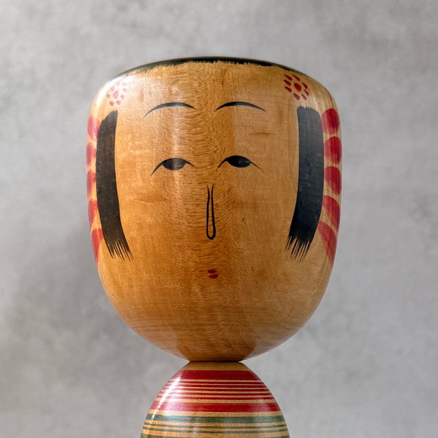 遠刈田系佐藤志津雄作こけし10寸（1970年代） - 珍しい日本の手描き人形10インチ
