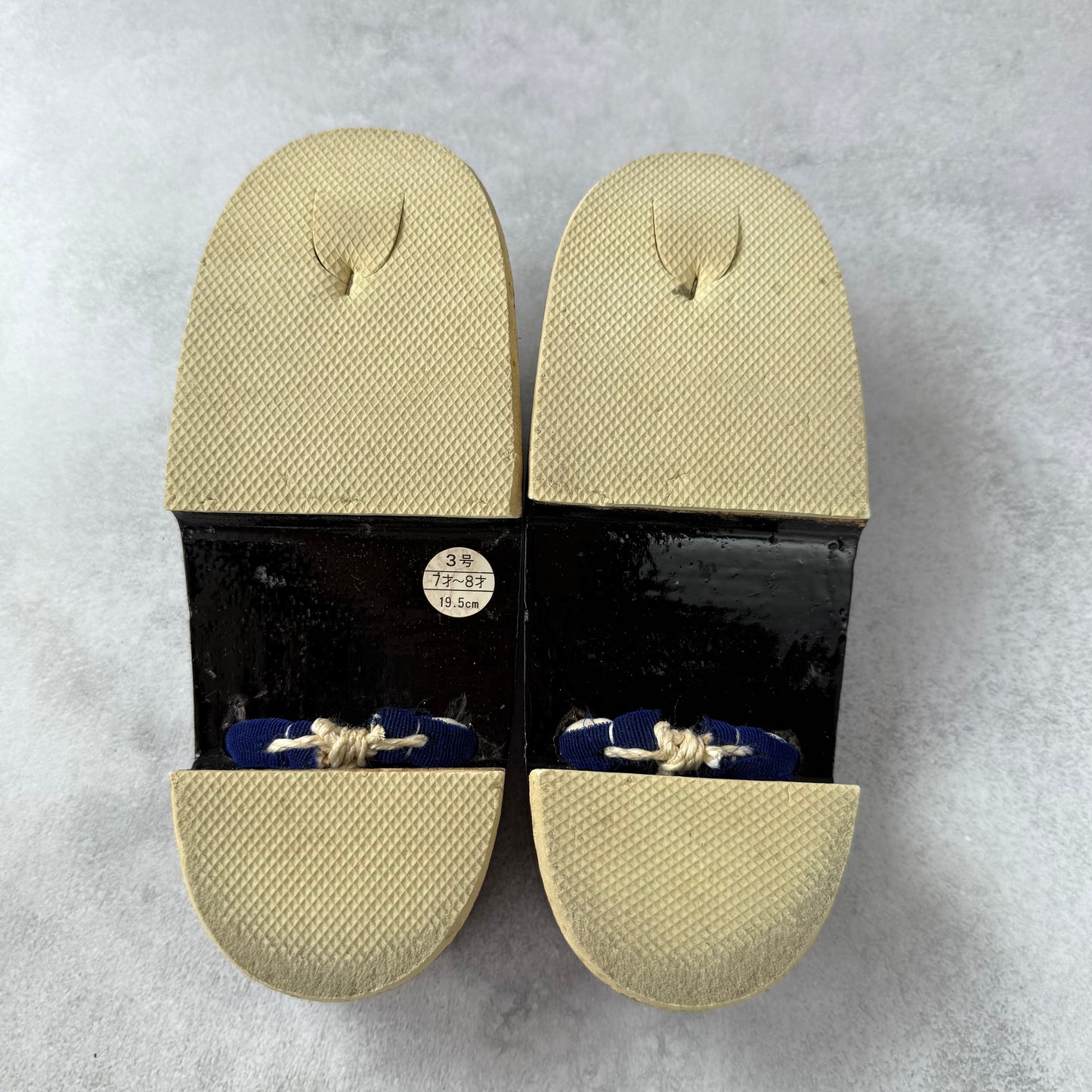 1980年製 男児用ヴィンテージ下駄｜兜デザイン｜七五三用 伝統草履（19.5cm / 7.7インチ）