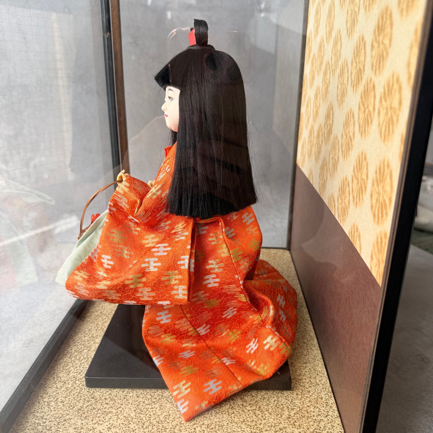 ヴィンテージ日本の市松人形「花籠」 – 吉徳大光、1970年代 – アクリルディスプレイケース付き