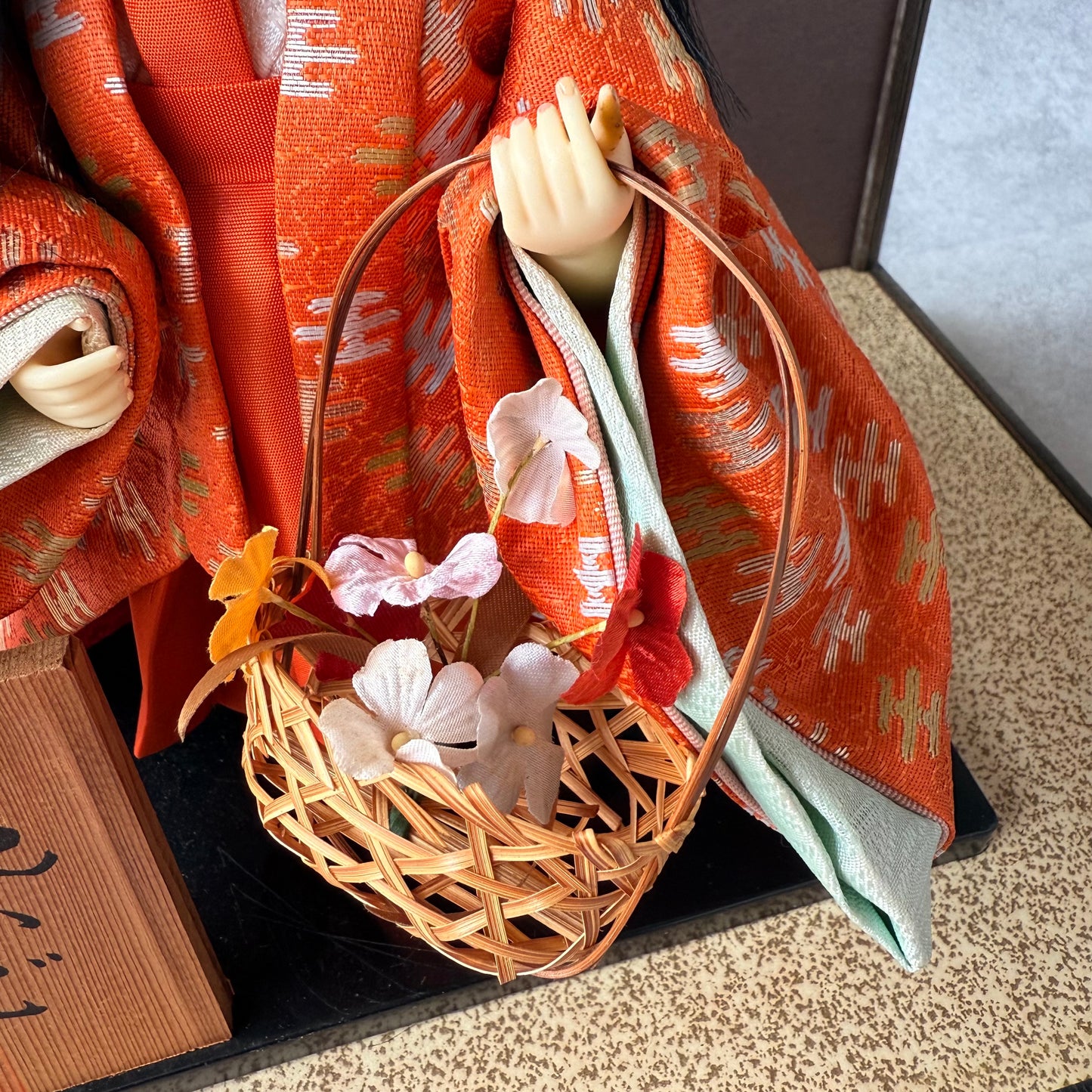 ヴィンテージ日本の市松人形「花籠」 – 吉徳大光、1970年代 – アクリルディスプレイケース付き